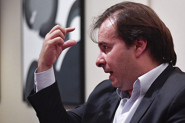 Maia diz ver como 'difícil, mas viável' votar a Previdência em fevereiro